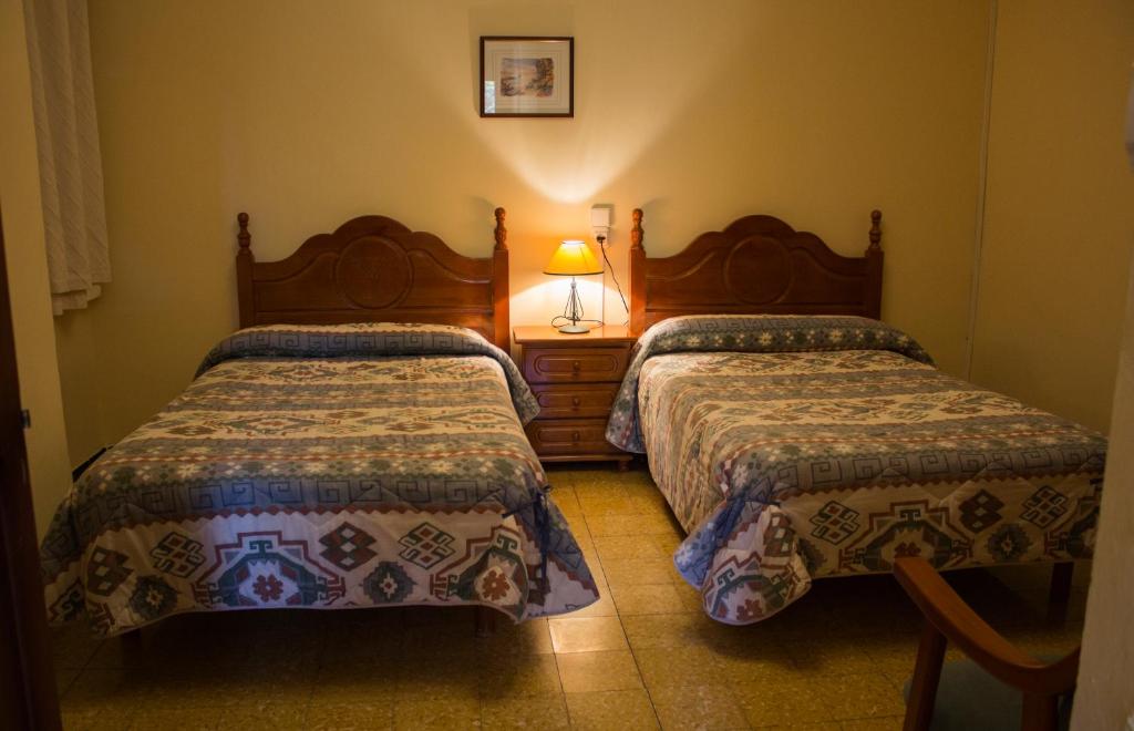 A bed or beds in a room at Pensión Mariola