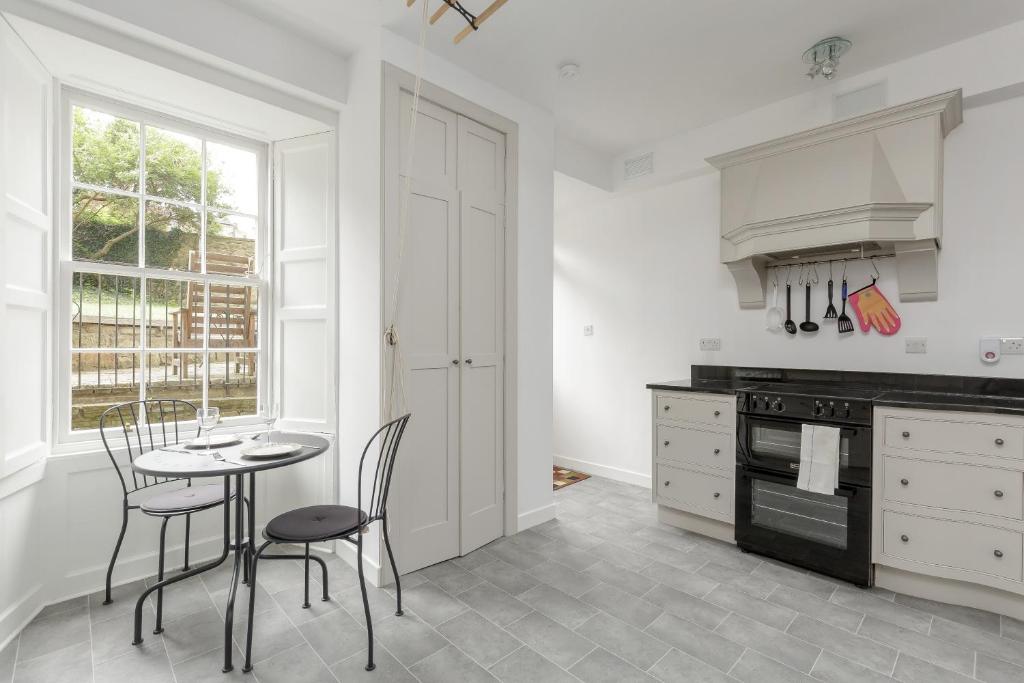 ALTIDO Classic Main Door Entry 2-bedroom New Town Apartment with Garden