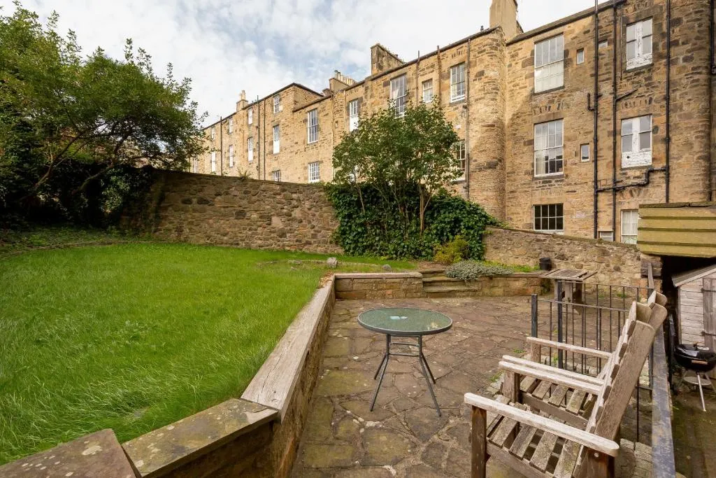 ALTIDO Classic Main Door Entry 2-bedroom New Town Apartment with Garden, Edinburgh, United Kingdom