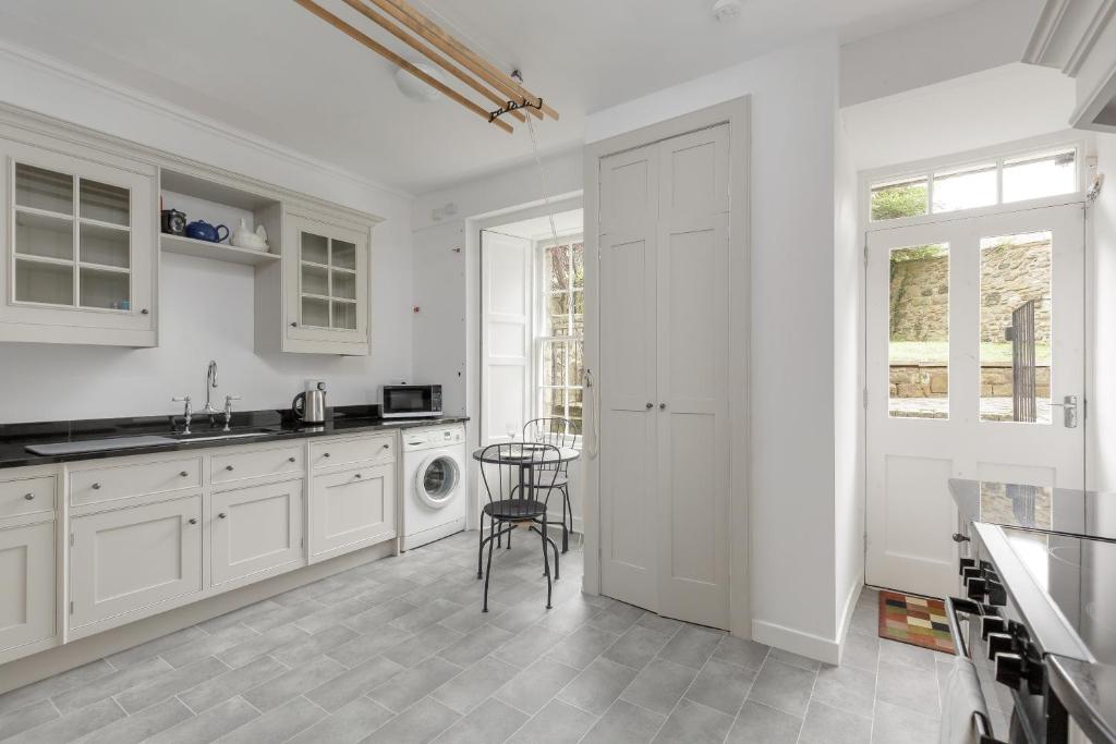 ALTIDO Classic Main Door Entry 2-bedroom New Town Apartment with Garden
