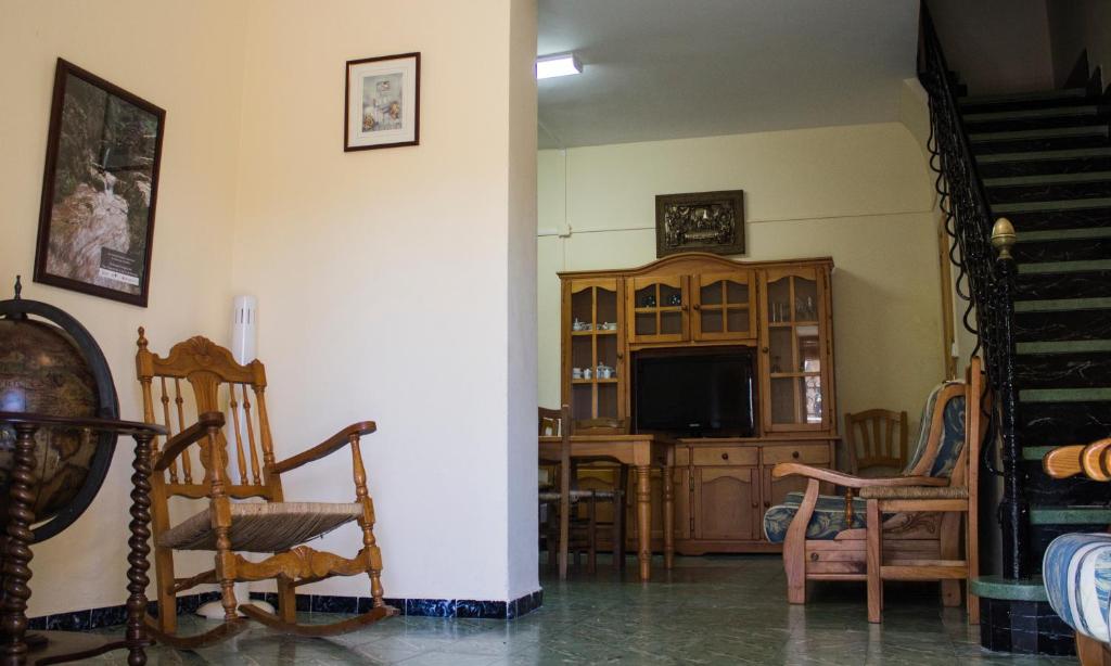 A television and/or entertainment centre at Pensión Mariola