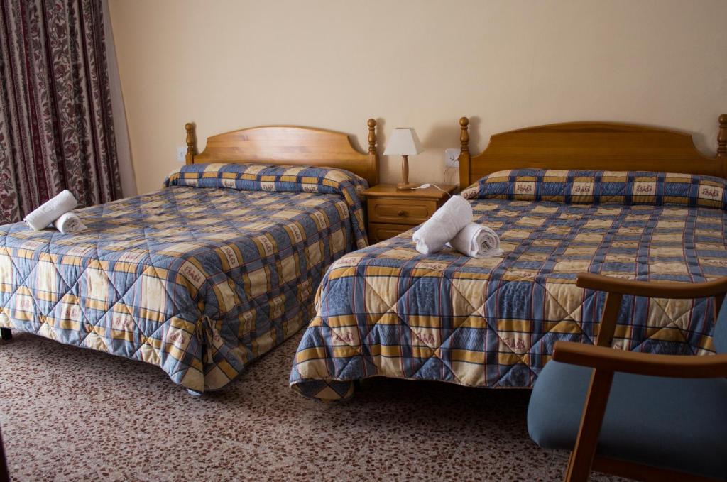 A bed or beds in a room at Pensión Mariola