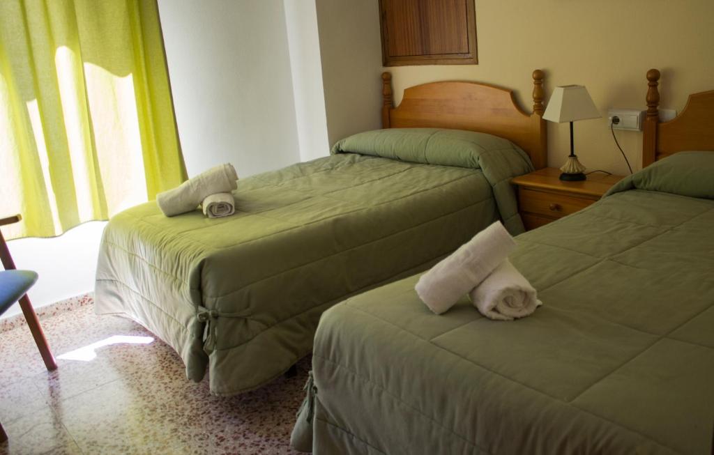 A bed or beds in a room at Pensión Mariola