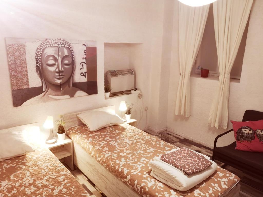1 dormitorio con 1 cama con una cabeza gigante en la pared en PIJAMA HOUSE, en Plovdiv