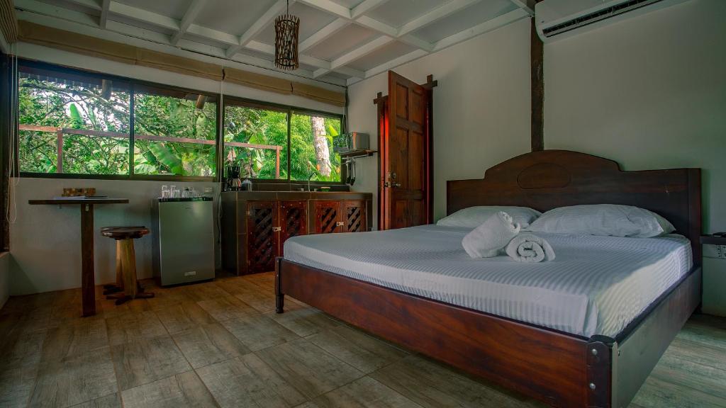 Postel nebo postele na pokoji v ubytování Boca Tapada Lodge