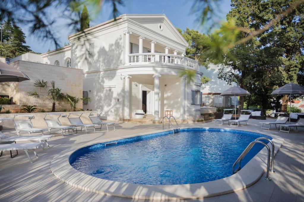 een zwembad voor een huis bij Vila Alta in Selce