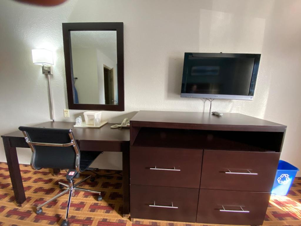 TV a/nebo společenská místnost v ubytování Lodge Inn Wrightstown - Fort Dix