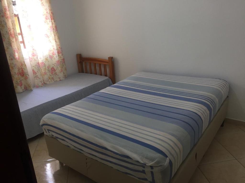 Ένα ή περισσότερα κρεβάτια σε δωμάτιο στο Apartamento em Bertioga sp