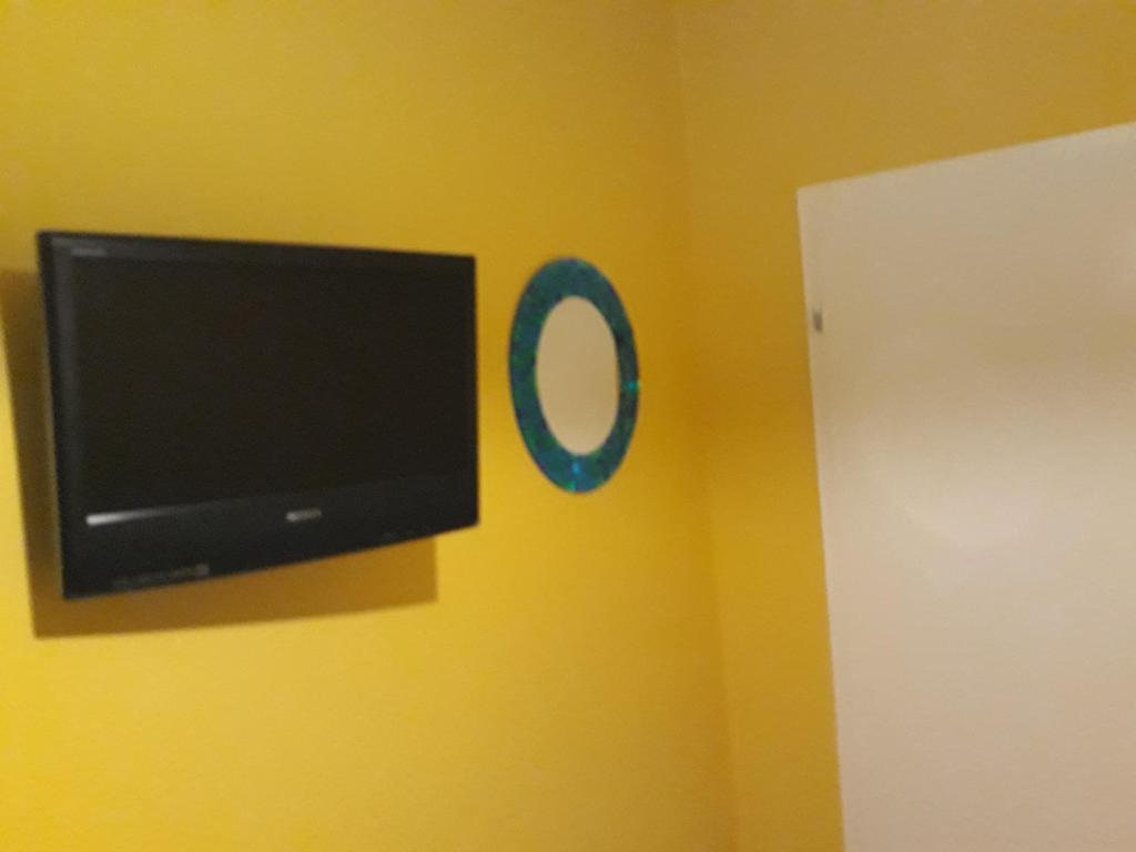 TV a/nebo společenská místnost v ubytování Monterooms Vienna Schönbrunn 10 minutes to downtown