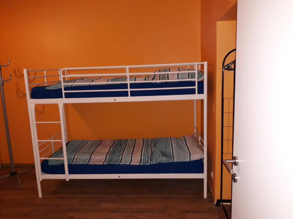 Postel nebo postele na pokoji v ubytování Monterooms Vienna Schönbrunn 10 minutes to downtown