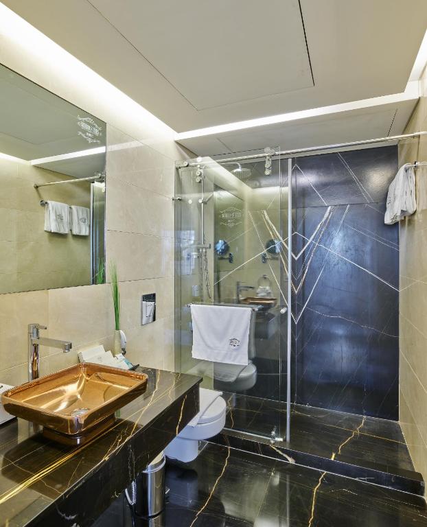 Koupelna v ubytování Sodeco Suites