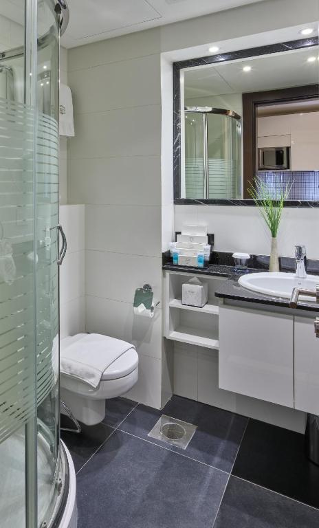 Koupelna v ubytování Sodeco Suites