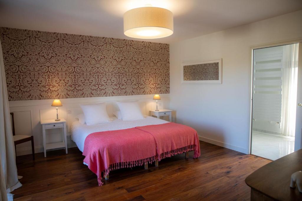 Postel nebo postele na pokoji v ubytování Au Manoir des Loges