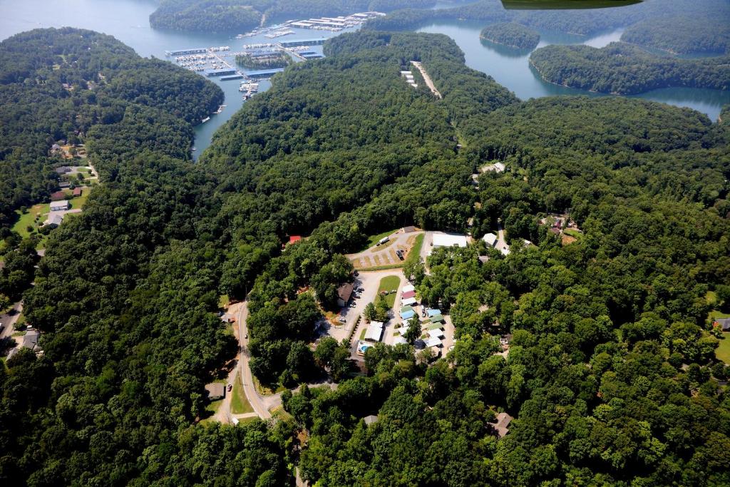 - une vue aérienne sur un manoir au milieu d'une forêt dans l'établissement Timber Pointe Resort, à Jamestown