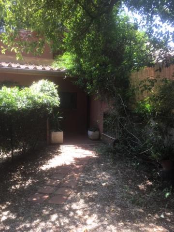 una pasarela que conduce a una casa con un árbol en La Casa di Ornella en Roma