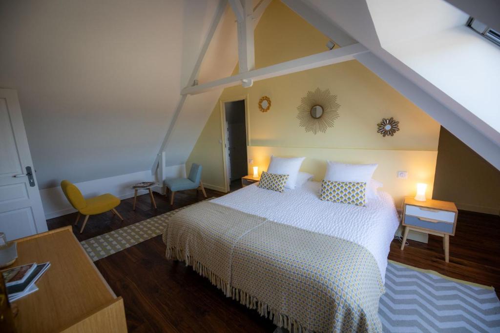 Postel nebo postele na pokoji v ubytování Au Manoir des Loges
