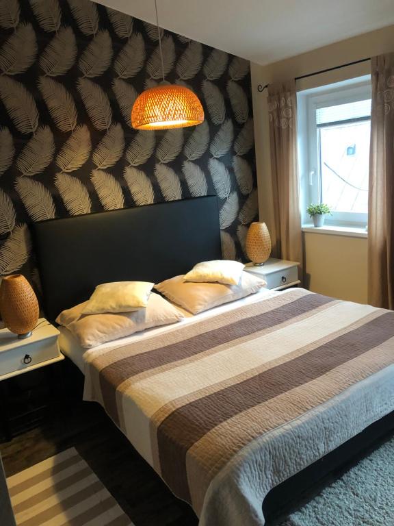1 dormitorio con 1 cama grande con lámpara de naranja en Penzion Imrvere Žamberk, en Žamberk