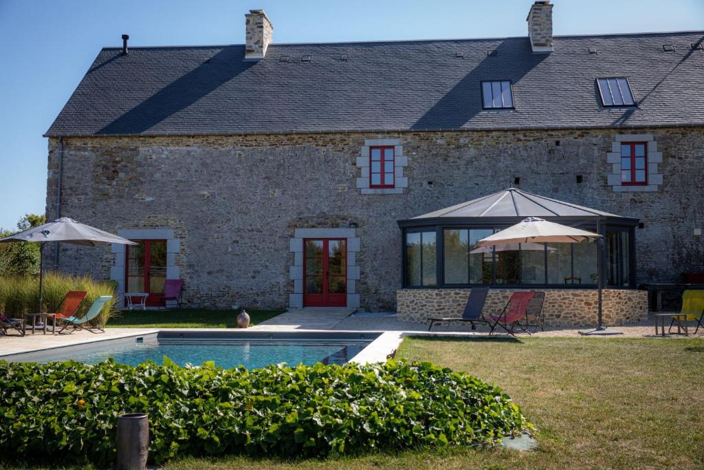 Bazén v ubytování Au Manoir des Loges nebo v jeho okolí