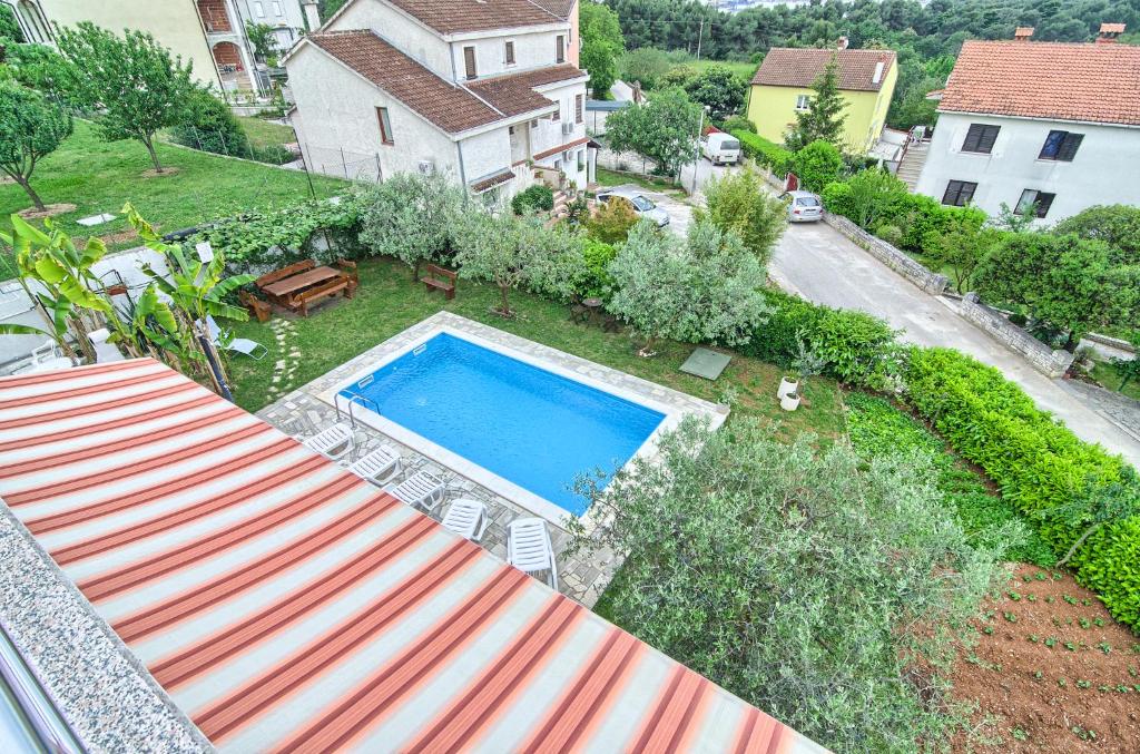 an overhead view of a backyard with a swimming pool at Apartments Mandić in Pula