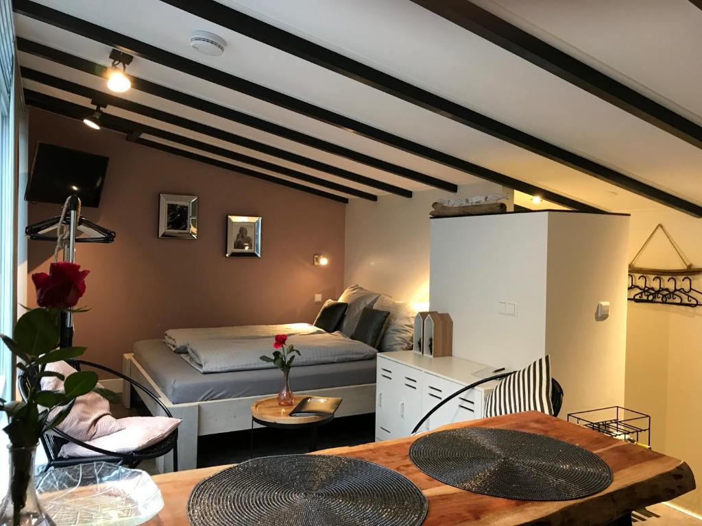 uma sala de estar com uma cama e uma mesa em Pakhuis 5 em Katwijk aan Zee