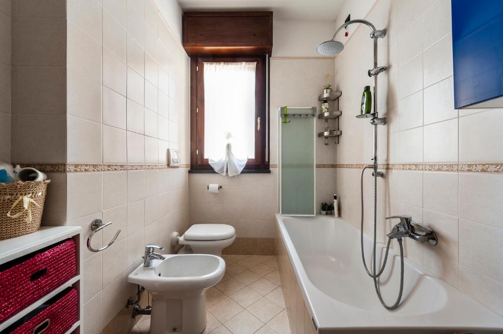 A bathroom at Hostly - Family Home Strada dell'Olio - Brand new 2BR, 2 Bathrooms with AC