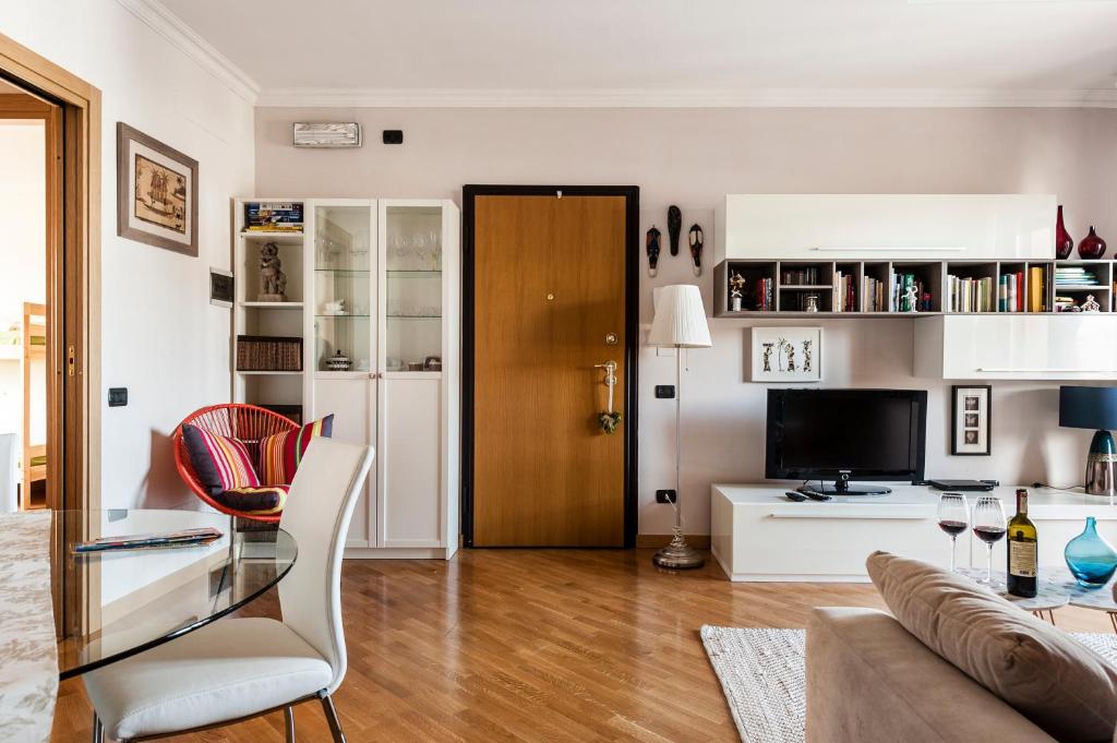 A seating area at Hostly - Family Home Strada dell'Olio - Brand new 2BR, 2 Bathrooms with AC