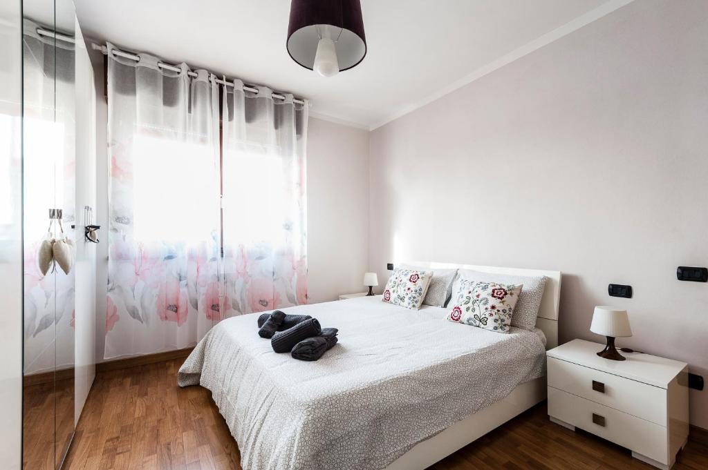 A bed or beds in a room at Hostly - Family Home Strada dell'Olio - Brand new 2BR, 2 Bathrooms with AC