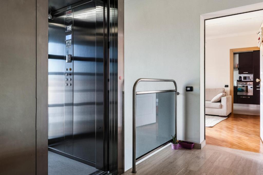 A bed or beds in a room at Hostly - Family Home Strada dell'Olio - Brand new 2BR, 2 Bathrooms with AC