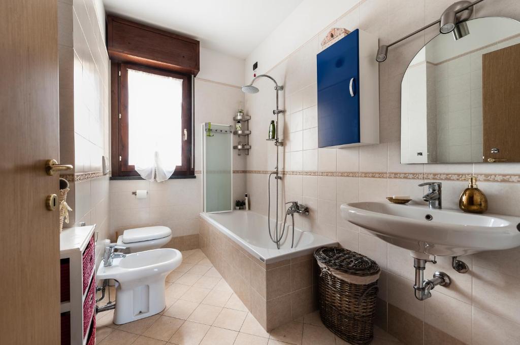 A bathroom at Hostly - Family Home Strada dell'Olio - Brand new 2BR, 2 Bathrooms with AC