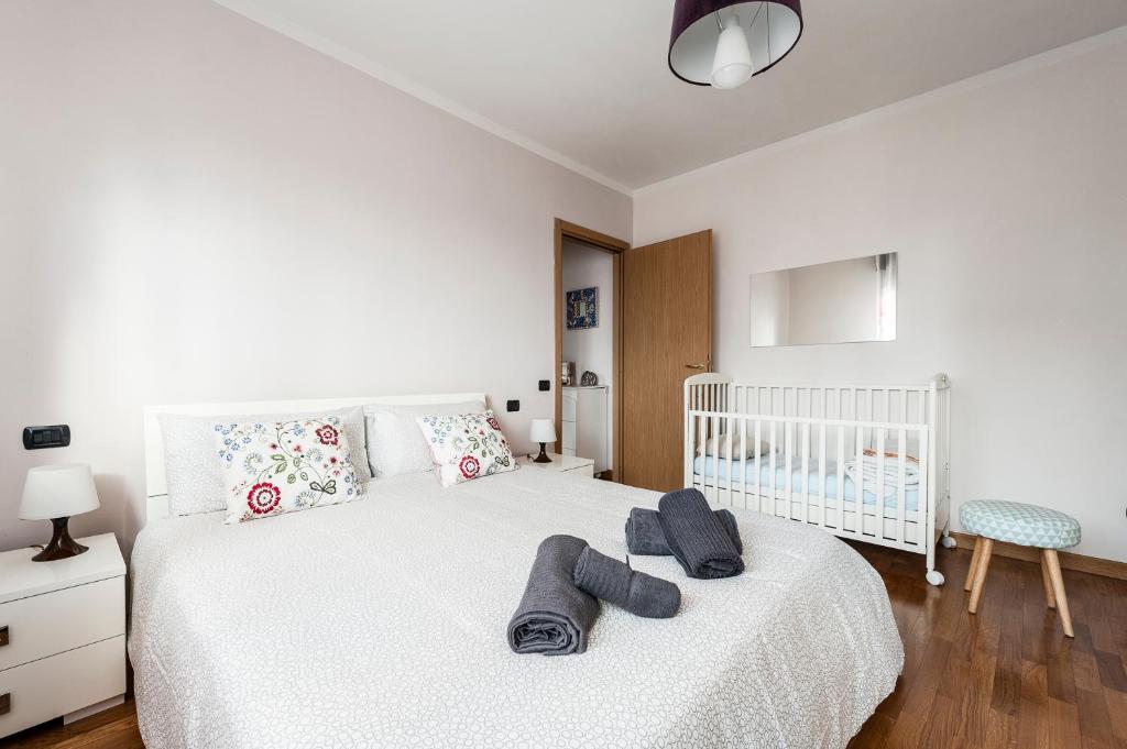 A bed or beds in a room at Hostly - Family Home Strada dell'Olio - Brand new 2BR, 2 Bathrooms with AC