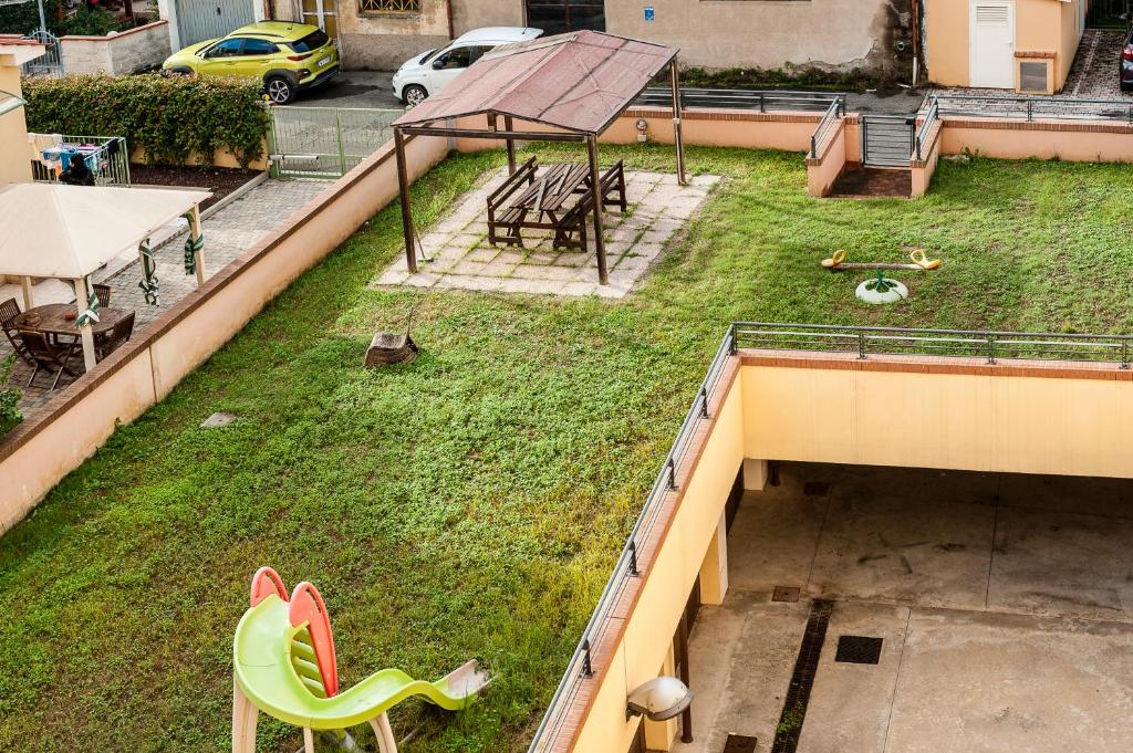 A garden outside Hostly - Family Home Strada dell'Olio - Brand new 2BR, 2 Bathrooms with AC