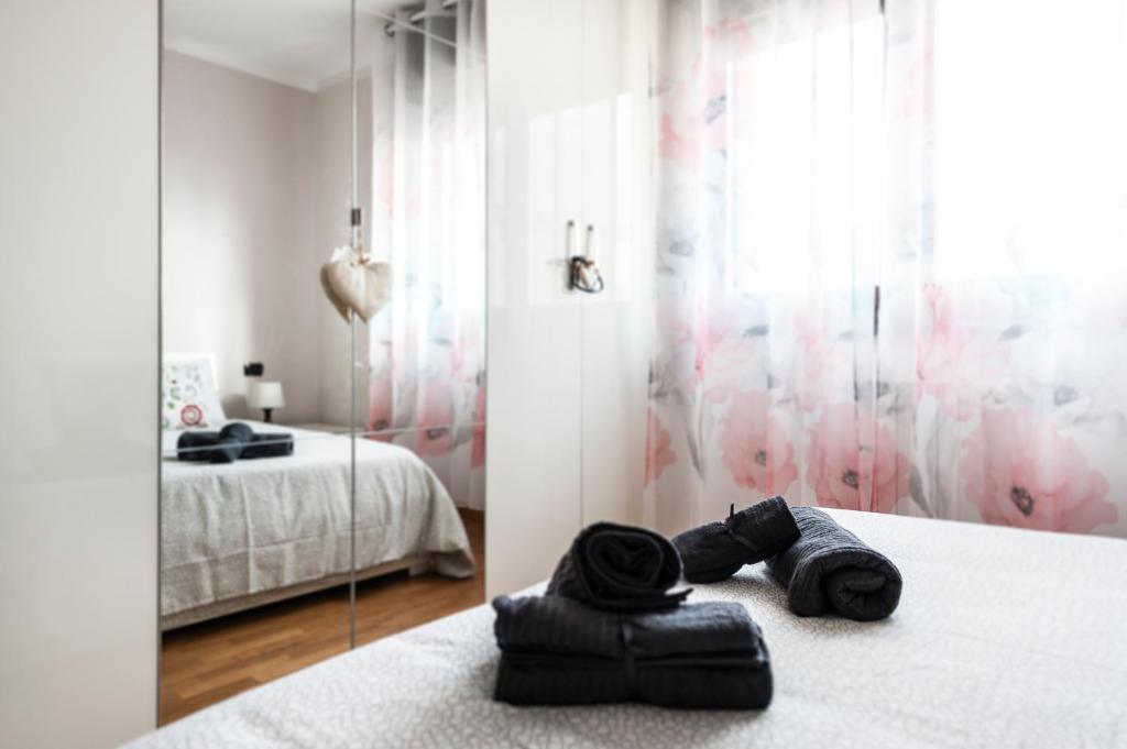 A bed or beds in a room at Hostly - Family Home Strada dell'Olio - Brand new 2BR, 2 Bathrooms with AC