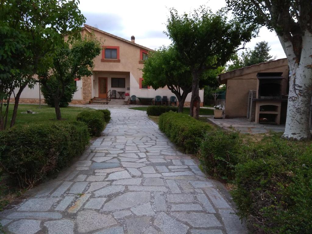 um caminho de pedra em frente a uma casa em Casa Rural Las Tuyas en Segovia em Palazuelos de Eresma