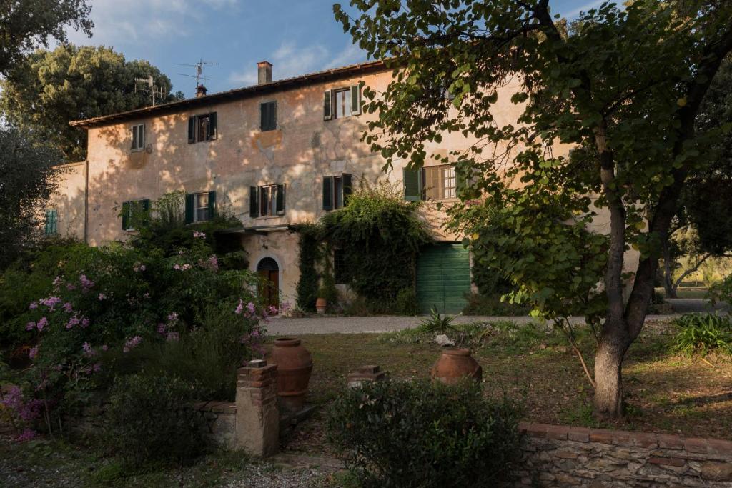 カルボニフェラにあるVilla di Campagna Santa Giuliaの前庭付きの古い石造りの家