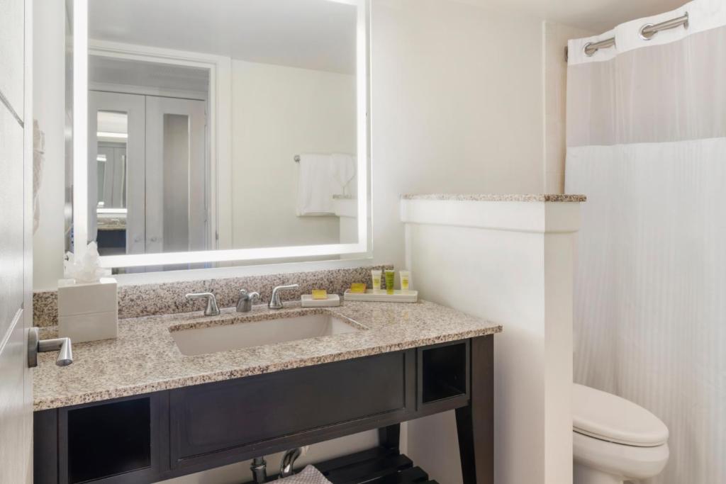 Un baño de Dreams Rose Hall All-Inclusive Resort & Spa