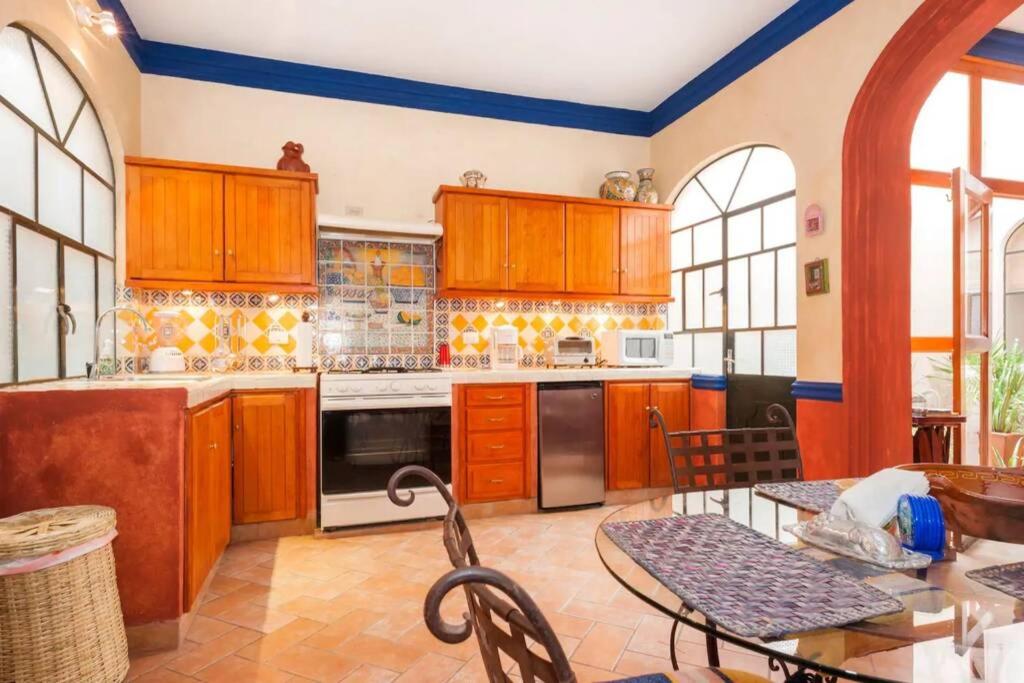 Кухня или мини-кухня в Beautiful 1 Bedroom apt @ San Miguel Allende (R1)
