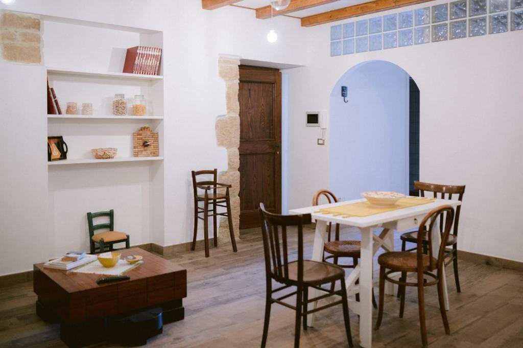 MODERN ELEGANCE SUITE B&B في Larino: غرفة طعام مع طاولة وكراسي
