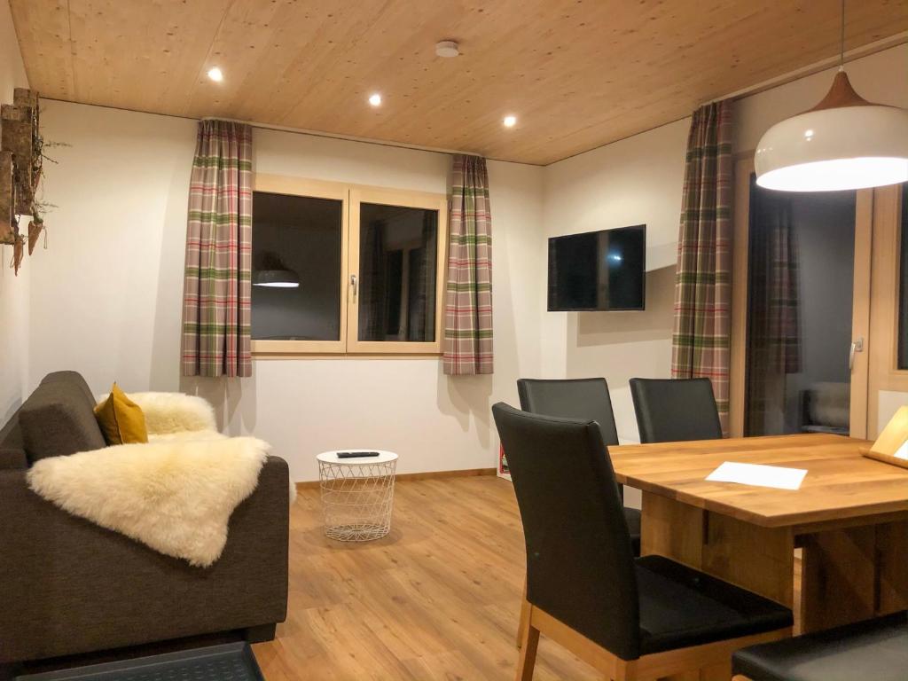 TV a/nebo společenská místnost v ubytování Woodpecker Chalets