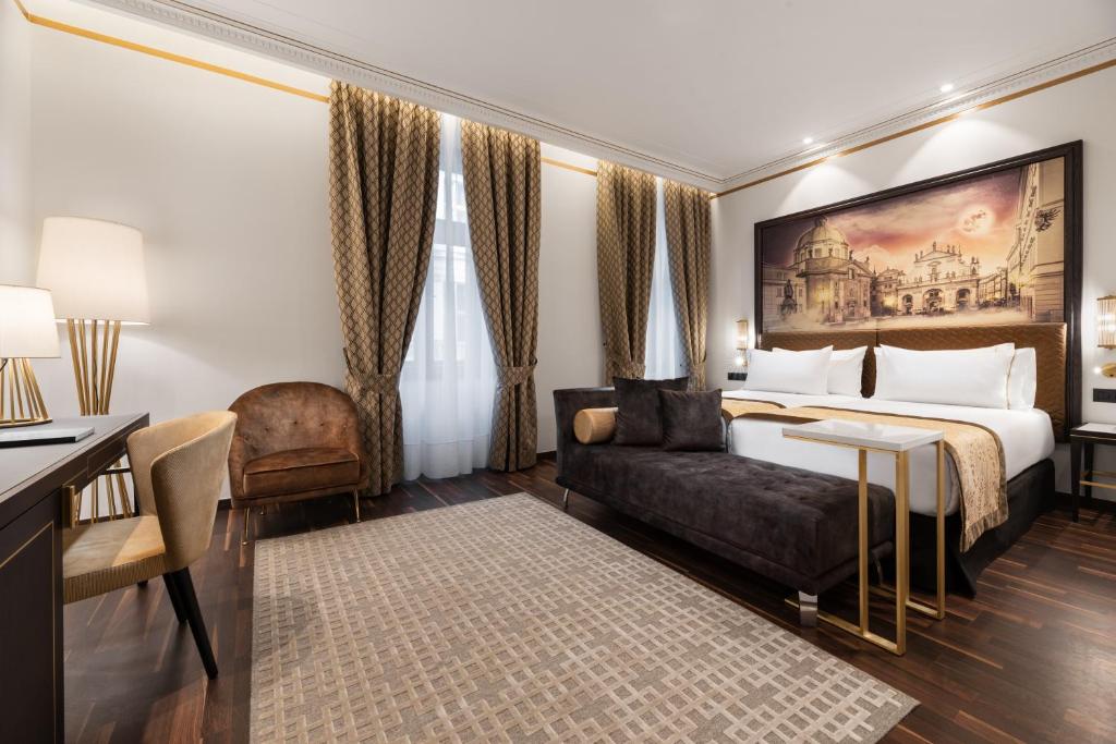 una camera d'albergo con letto e divano di Áurea Legends by Eurostars Hotel Company a Praga
