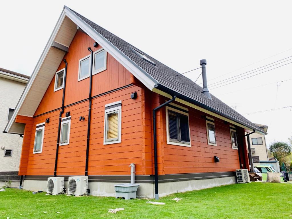 an orange house with a gambrel roof at TanTei / Vacation STAY 5504 in Yachimata