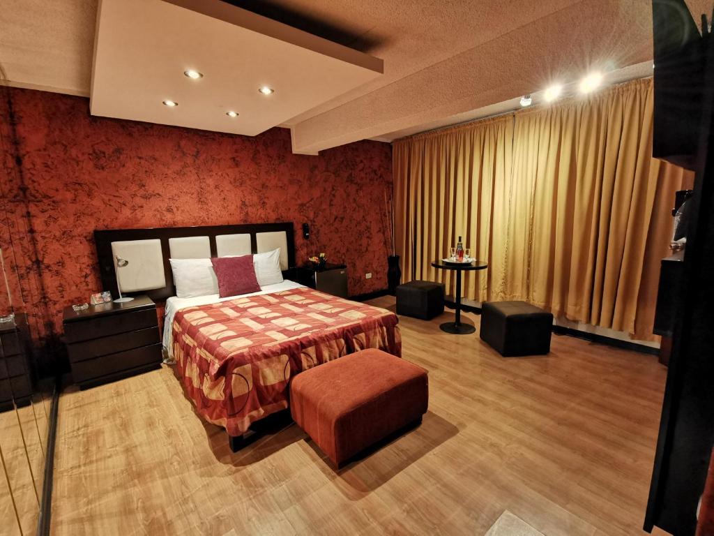 Habitación de hotel con cama y silla en Fantasy Suites, en Lima
