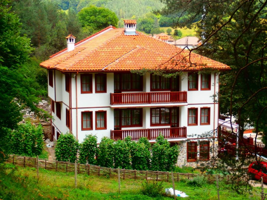 uma grande casa branca com um telhado laranja em Hotel Mitnitsa and TKZS Biliantsi em Arda