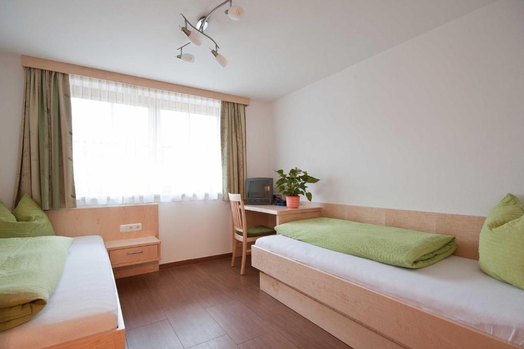 Postel nebo postele na pokoji v ubytování Landhaus Taurer
