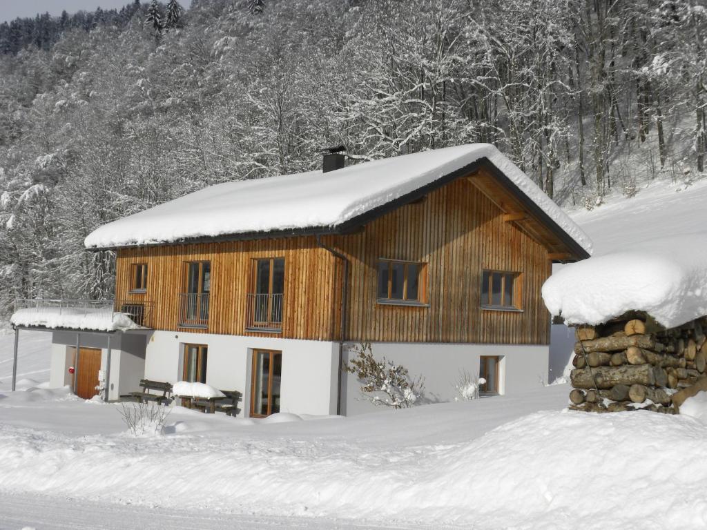 ein Holzhaus mit Schnee auf dem Dach in der Unterkunft Bizau 361 in Bizau
