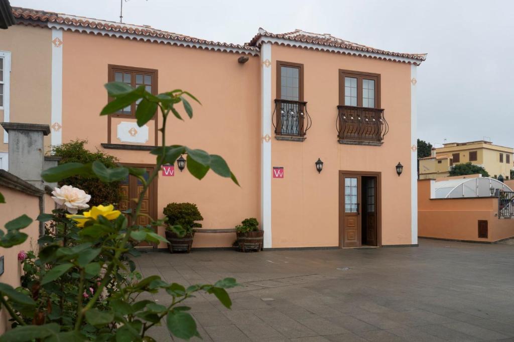 a large building with a courtyard in front of it at Apartamento El Correo in Puntallana