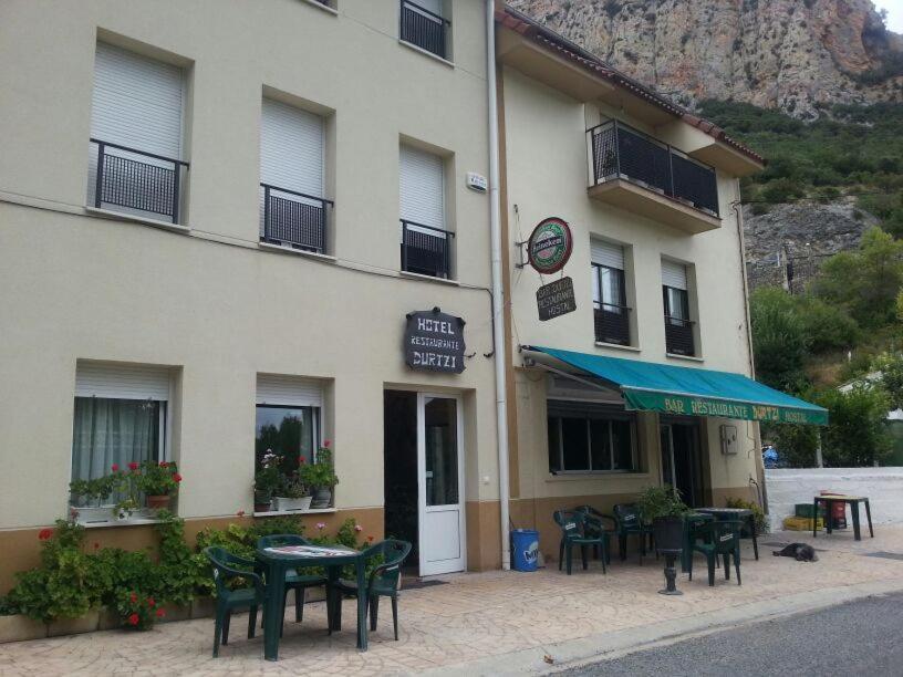 Hotel Durtzi في Sobrón: مطعم بطاولات وكراسي خارج المبنى