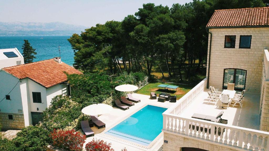 an aerial view of a house with a swimming pool at Villa na Mor' in Sutivan