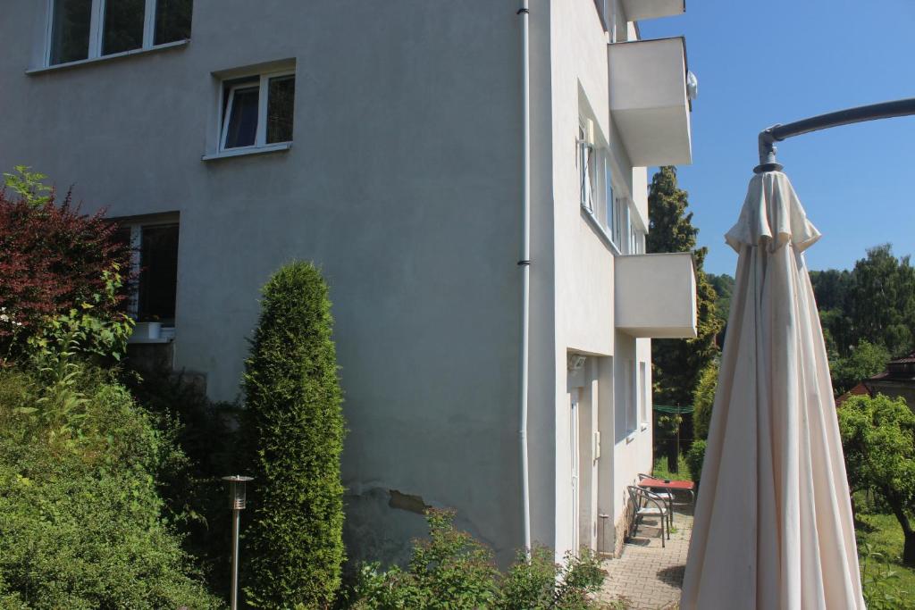 ein weißer Regenschirm vor einem Gebäude in der Unterkunft Privat Železný Brod in Železný Brod