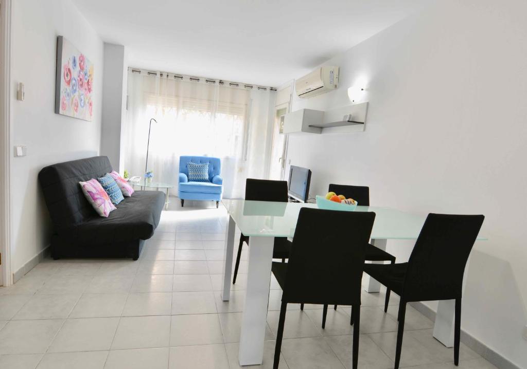 a living room with a table and a couch at Reus Bedrooms 2 habitaciones con baño privado y cocina compartida in Reus