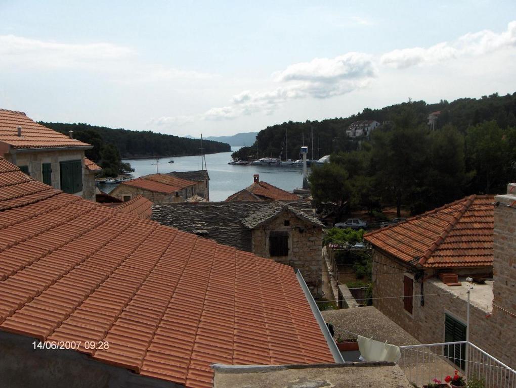 Aussicht vom Dach einer Stadt mit einem Fluss in der Unterkunft Rooms Miho - close to the sea in Vrboska